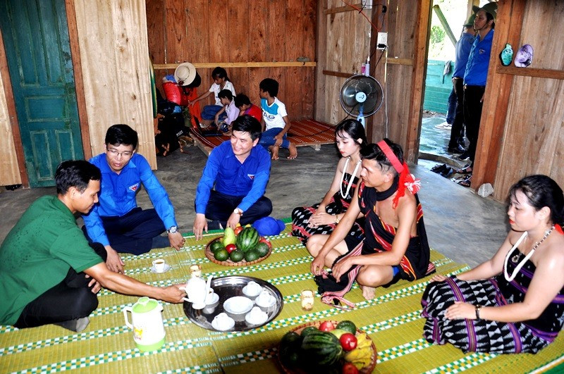 Thăm hỏi hộ gia đình tại Làng TN lập nghiệp Thạnh Mỹ. Ảnh: V.A