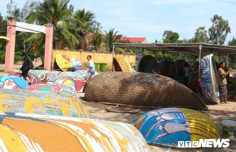 Colourful coracles. Photo: VTC news