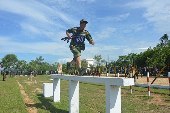 Vận động viên tranh tài ở môn vượt vật cản K91. Ảnh: T.A