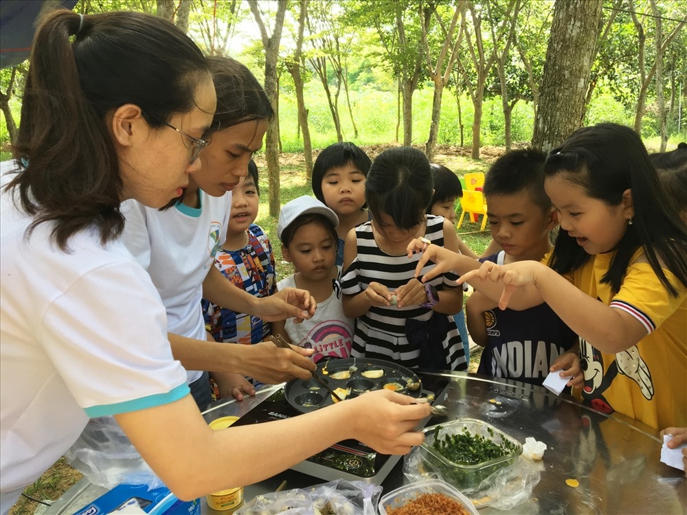 Các bạn nhỏ hào hứng tham gia hoạt động nấu ăn. Ảnh: K.L