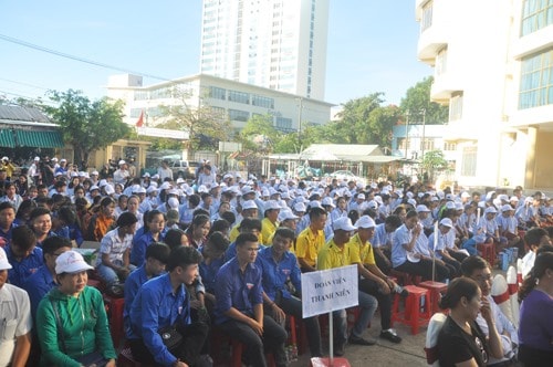 Đông đảo người dân tham gia buổi lễ. Ảnh: T.V