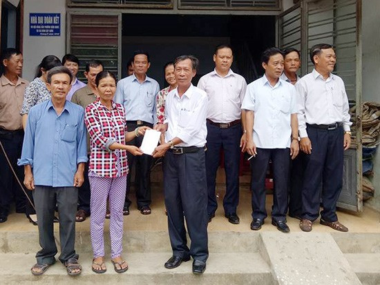 Ông Nguyễn Cư (ngoài cùng bên phải) trao nhà tình thương cho hội viên nông dân khó khăn. Ảnh: N.TRANG