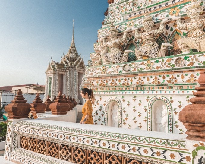 Nhiều tòa tháp cao 16 mét được nâng lên khoảng 70 mét vào nửa đầu thế kỷ 19, khi vua Rama II cải tạo ngôi chùa. Ảnh: Lolapan Travels.