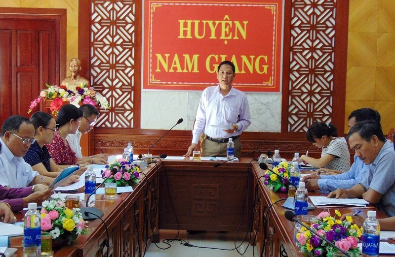 Lãnh đạo huyện Nam Giang chủ trì cuộc họp khẩn về phòng chống dịch tả heo châu Phi. Ảnh: CTV