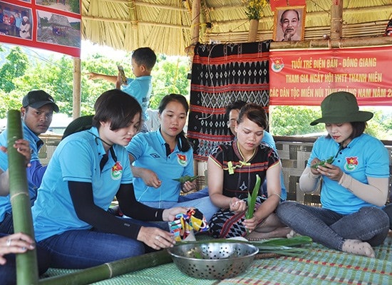 Đoàn viên thanh niên các đơn vị giao lưu, chế biến ẩm thực vùng cao. Ảnh: V.A