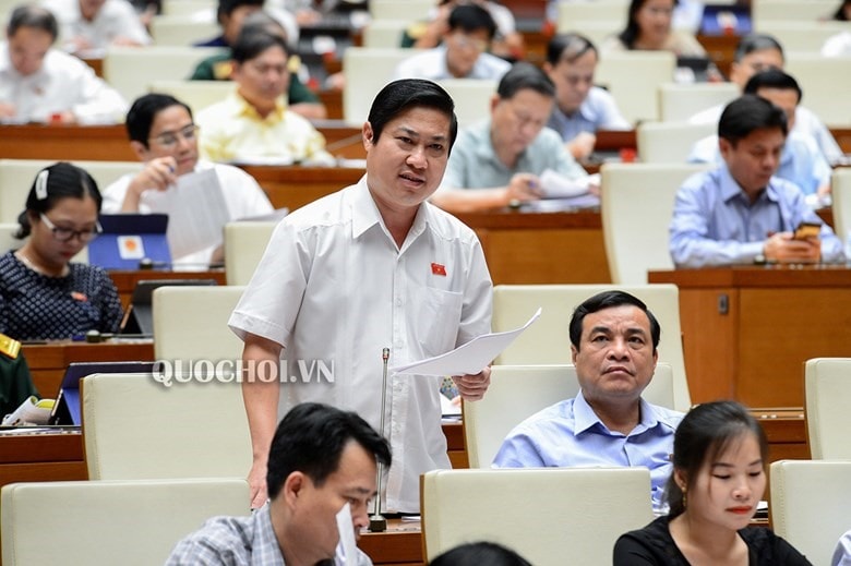 Đại biểu Phan Thái Bình - Phó Trưởng đoàn Đại biểu Quốc hội tỉnh Quảng Nam thảo luận Luật Cán bộ, công chức. Ảnh: quochoi.vn