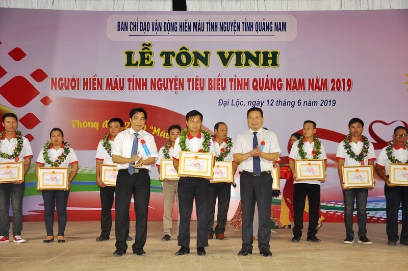 Phó Bí thư Thường trực Tỉnh ủy Lê Văn Dũng và Phó Chủ tịch UBND tỉnh Lê Văn Thanh tặng hoa và giấy chứng nhận cho các cá nhân. Ảnh: V.A