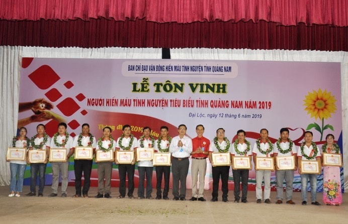 Tôn vinh những tấm gương hiến máu tiêu biểu. Ảnh: V.A