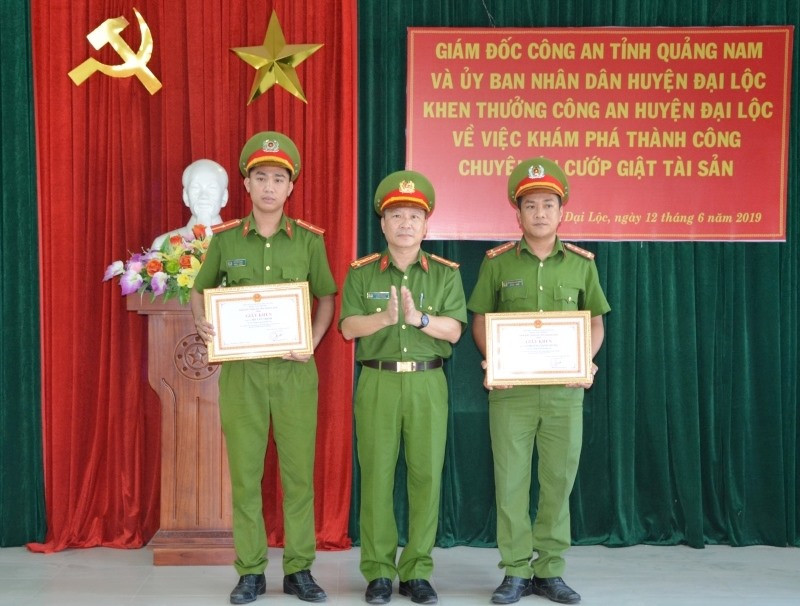 Trao giấy khen của Giám đốc Công an tỉnh cho 2 cá nhân Công an huyện Đại Lộc. Ảnh: XUÂN MAI