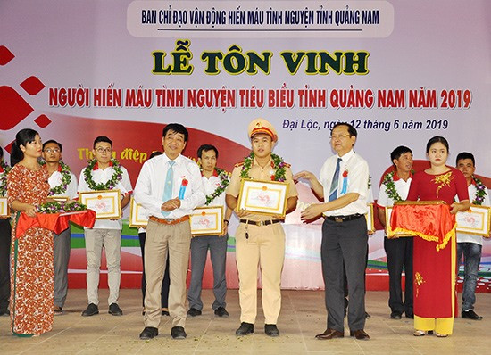 Lãnh đạo Ủy ban MTTQ Việt Nam tỉnh và Sở Y tế trao bằng chứng nhận và hoa cho các cá nhân được tuyên dương. Ảnh: V.ANH