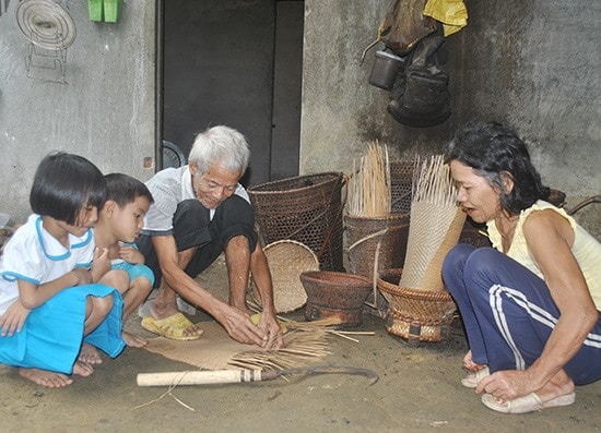 Già Đỗ Văn Thái truyền nghề đan lát cho lớp trẻ trong làng.