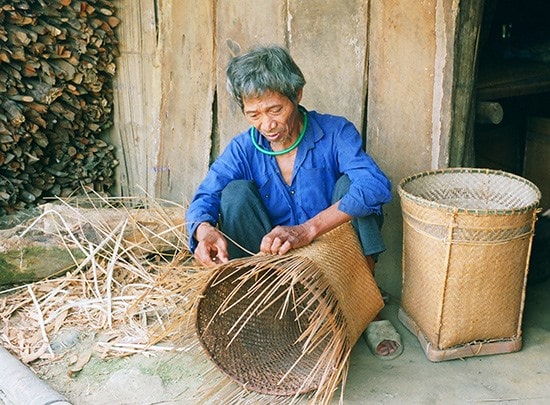 Đàn ông dân tộc Cor, xã Trà Kót duy trì nghề đan lát truyền thống. Ảnh: S.G.P