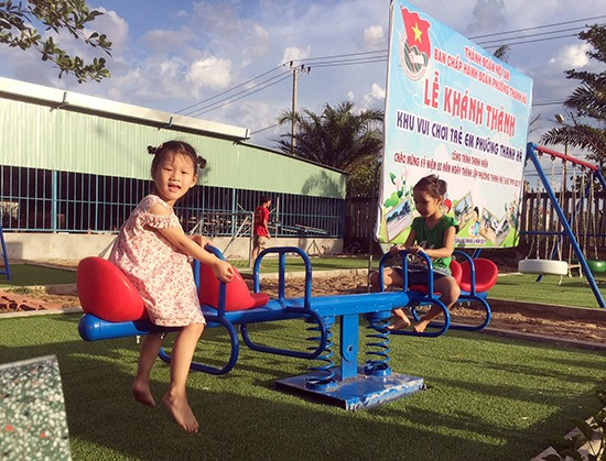 Trẻ em phường Thanh Hà có thêm một sân chơi miễn phí. Ảnh: QUỐC HẢI