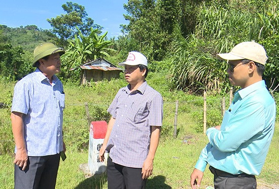 Phó Chủ tịch Thường trực UBND tỉnh Huỳnh Khánh Toàn kiểm tra thực địa khu vực trước đây cho nghiên cứu dự án đầu tư thủy điện Đắc Di 4. Ảnh: H.P