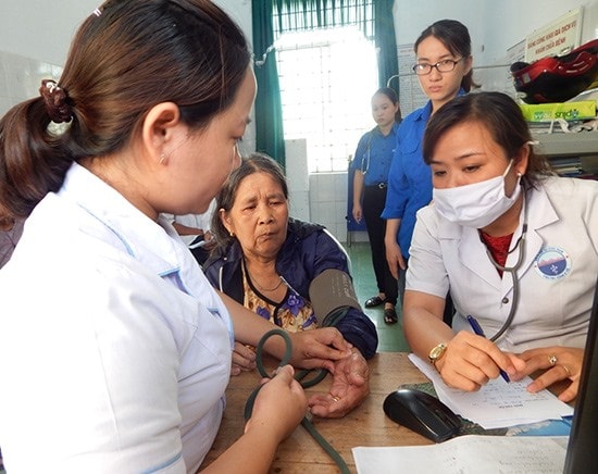 Câu lạc bộ thầy thuốc trẻ TP.Tam Kỳ khám chữa bệnh miễn phí cho người dân khó khăn. Ảnh: SƠN THU