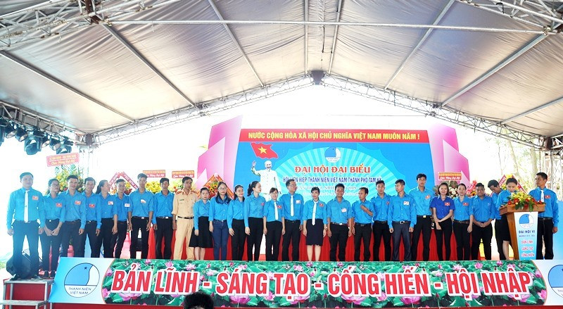 Các Ủy viên Ủy ban Hội LHTN Việt Nam TP.Tam Kỳ nhiệm kỳ 2019 - 2024 ra mắt đại hội. Ảnh: V.A