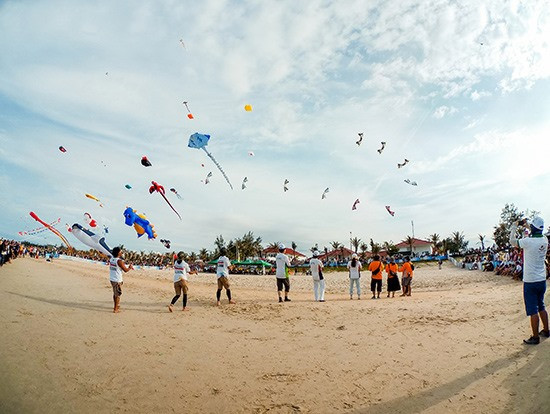 Các hoạt động trên bãi biển Tam Thanh luôn thu hút người dân và du khách. Ảnh: PHƯƠNG THẢO