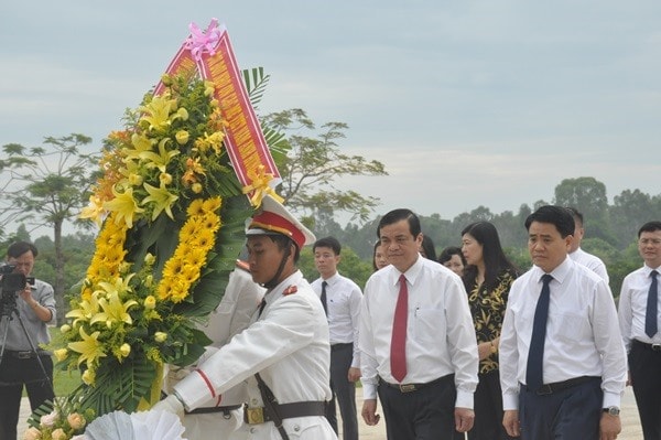 Chủ tịch UBND TP.Hà Nội Nguyễn Đức Chung và Bí thư Tỉnh ủy Phan Việt Cường dâng hoa tri ân các Mẹ Việt Nam anh hùng tại Tượng đài Mẹ Việt Nam anh hùng. Ảnh: N.Đ