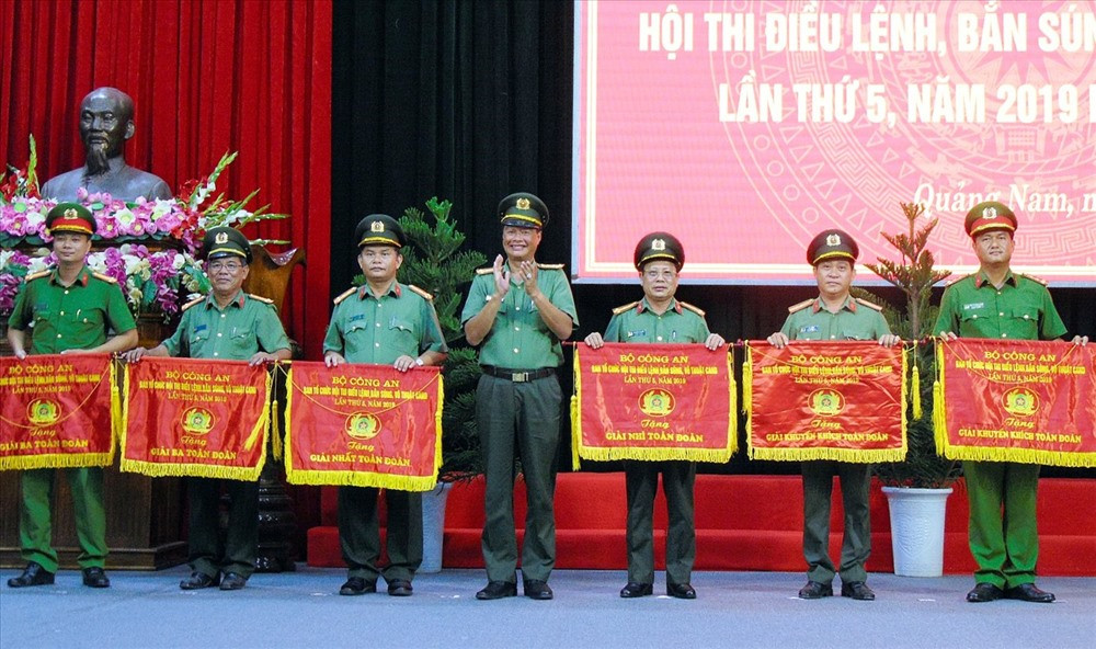 Ban tổ chức trao cờ cho các đơn vị đoạt giải toàn đoàn. Ảnh: T.C