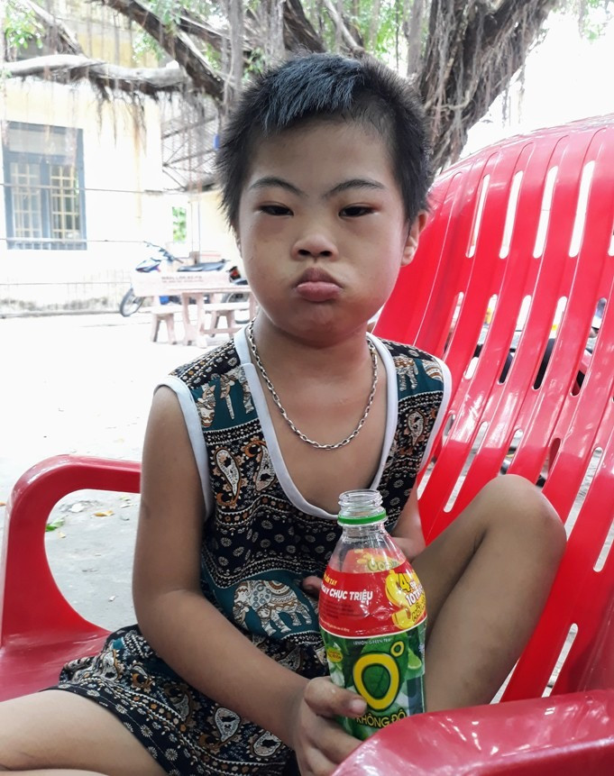 Cháu bé hiện được chăm sóc tại UBND phường An Xuân. Ảnh: B.A
