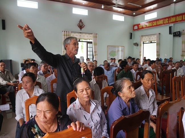 Người dân bày tỏ bức xúc các vấn đề liên quan đến bố trí tái định cư. Ảnh: TUYẾT MAI