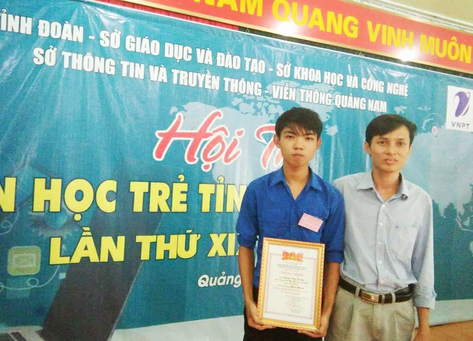 Nguyễn Huy Tưởng (bên trái) giành được nhiều giải thưởng liên quan đến bộ môn tin học. Ảnh: NVCC