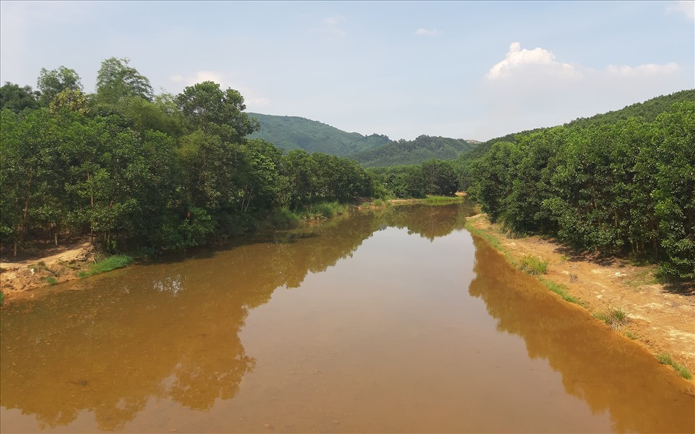 Nước sông Bồng Miêu thường xuyên có màu vàng và bốc mùi hôi. Ảnh: THANH THẮNG