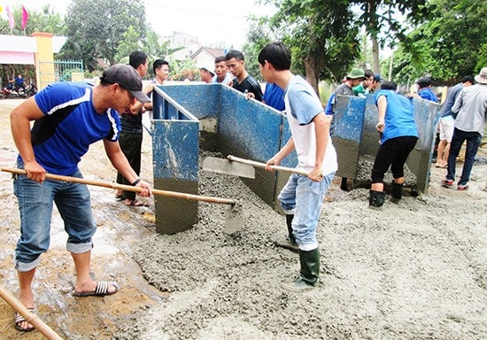 Đoàn viên thanh niên khối cơ quan nhà nước huyện Duy Xuyên ra quân đổ bê tông khuôn viên nhà sinh hoạt văn hóa thôn Phú Bông (xã Duy Trinh). Ảnh: T.S