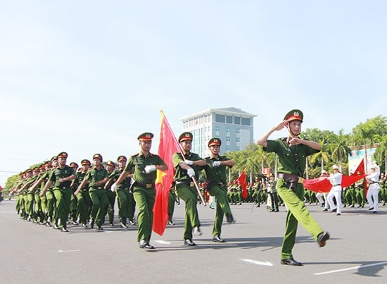 Các đội thi tham dự phần duyệt đội ngũ tại lễ khai mạc. Ảnh: T.C