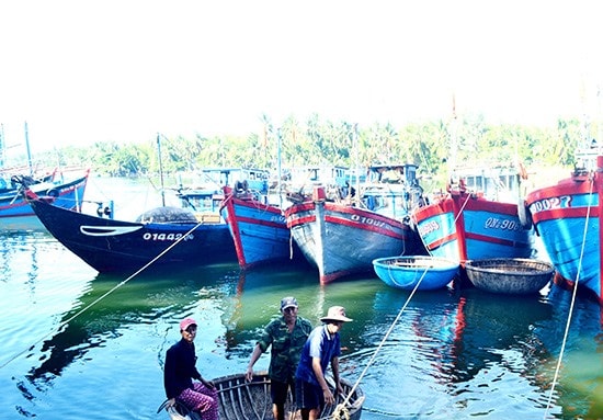 Ngư dân trở về sau chuyến đánh bắt hải sản bằng nghề giã cào. Ảnh: QUANG VIỆT