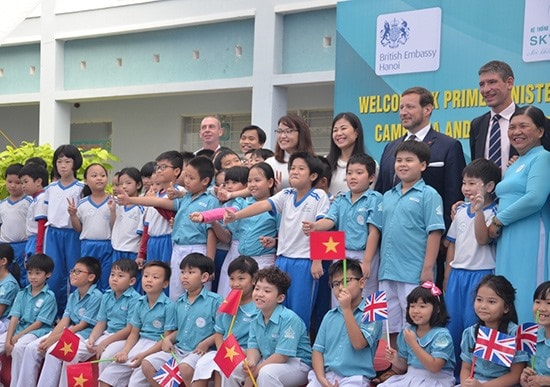 Học sinh và thầy cô Trường Sky-Line vui mừng đón phái đoàn Đại sứ Anh Quốc tại Việt Nam đến thăm vào tháng 8.2017. Ảnh: S.L