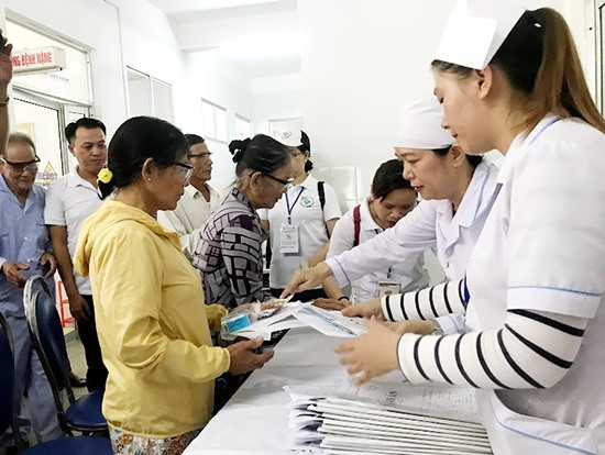Trước khi làm thủ tục xuất viện, bệnh nhân nghèo ở Quảng Nam còn được dự án Nụ cười nhân ái hỗ trợ tiền tàu xe. Ảnh: C.N