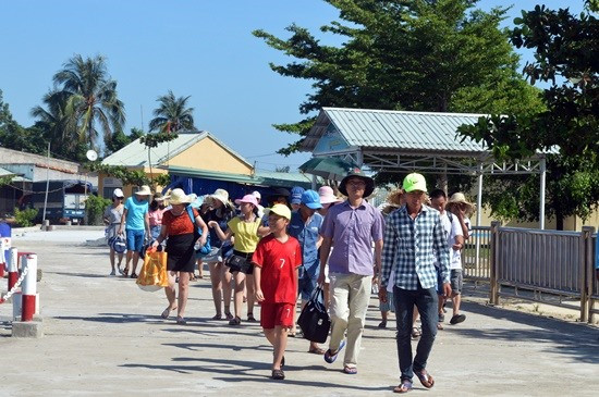 Mỗi năm tuyến du lịch Cửa Đại - Cù Lao Chàm vận chuyển hơn 400 nghìn lượt khách. Ảnh: KHÁNH LINH