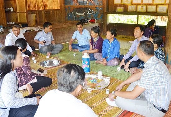 Việc chọn lực lượng bảo vệ rừng chuyên trách cần được lấy ý kiến rộng rãi trong nhân dân.Ảnh: T.H