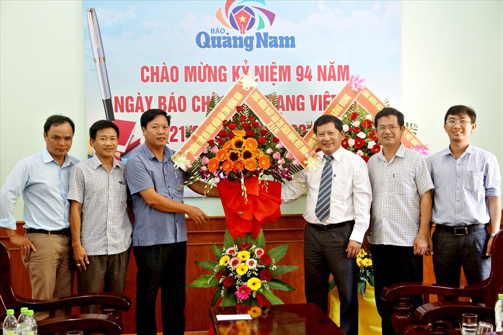 Phó Chủ tịch HĐND tỉnh Nguyễn Hoàng Minh (thứ 3 từ phải sang) tặng lẵng hoa chúc mừng Báo Quảng Nam. Ảnh: ALĂNG NGƯỚC
