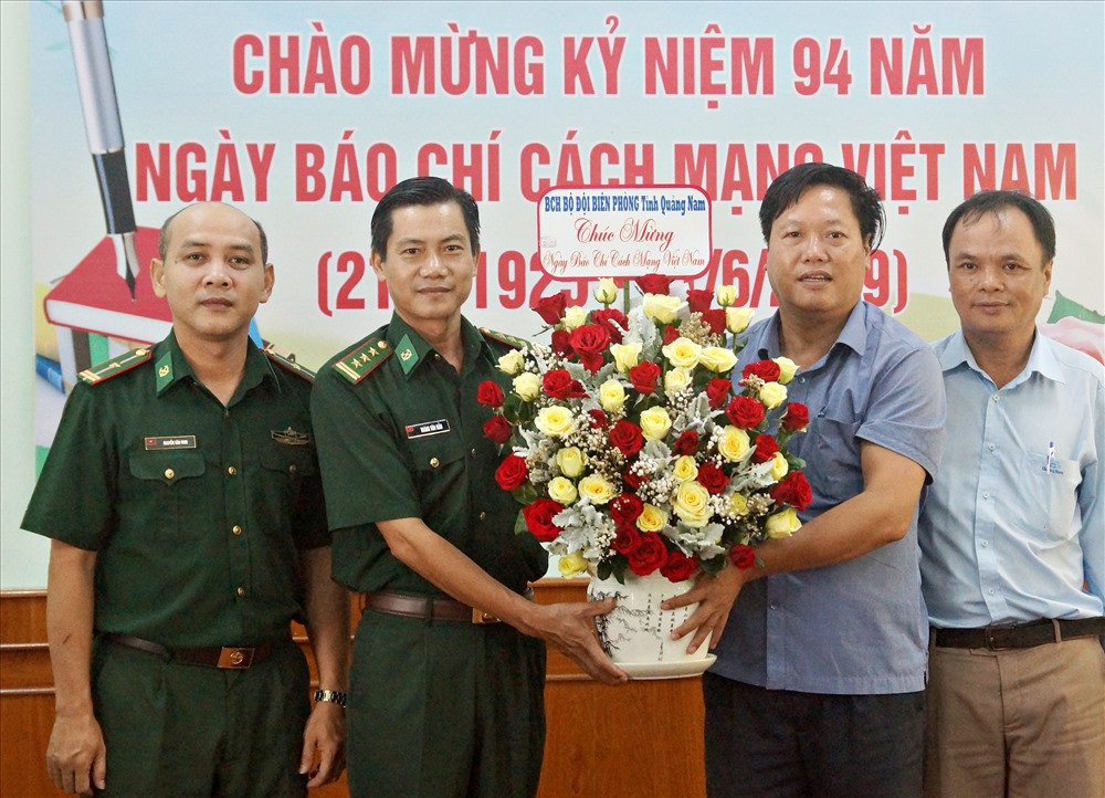 Đại diện Bộ đội Biên phòng tỉnh chúc mừng Báo Quảng Nam nhân Ngày Báo chí cách mạng Việt Nam. Ảnh: ALĂNG NGƯỚC