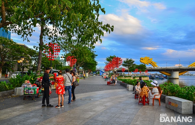 Từ 17 giờ, những xe hàng rong bắt đầu xuất hiện tại khu vực tượng Cá chép hóa rồng. 