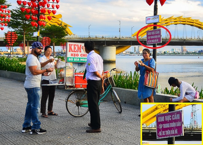 Xe bán kem kinh doanh ngay bên cạnh bảng cấm 