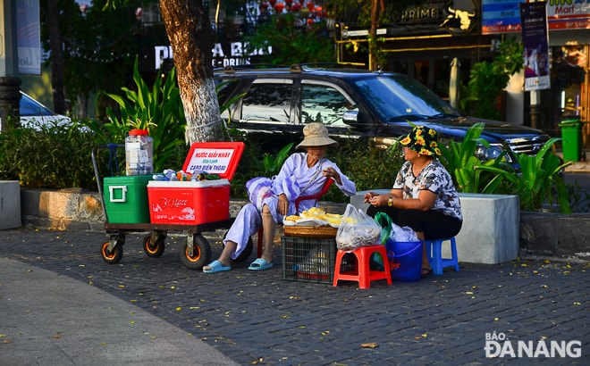 Theo ghi nhận của chúng tôi, lực lượng chức năng phường An Hải Tây và quận Sơn Trà vẫn tổ chức giám sát, kiểm tra các tuyến vỉa hè trên địa bàn. Tuy nhiên, khi lực lượng chức năng rời đi, những xe hàng, gánh hàng rong lại 
