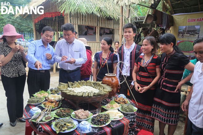 Chấm điểm ẩm thực Cơ tu tại Liên hoan Văn hóa-Thể thao và phục dựng lễ hội người Cơ tu năm 2017 tại nhà Gươl Phú Túc, xã Hòa Phú. Ảnh: V.T.L