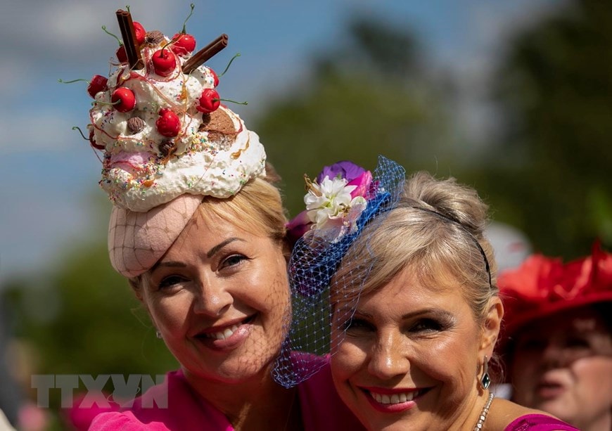 Các quý bà, quý cô khoe trang phục cùng chiếc mũ ấn tượng tại lễ hội đua ngựa Royal Ascot ở Ascot, Anh. (Nguồn: THX/TTXVN)