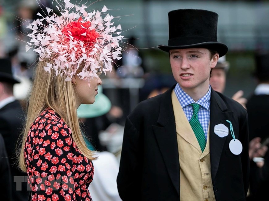 Các quý bà, quý cô khoe trang phục cùng chiếc mũ ấn tượng tại lễ hội đua ngựa Royal Ascot ở Ascot, Anh. (Nguồn: THX/TTXVN)