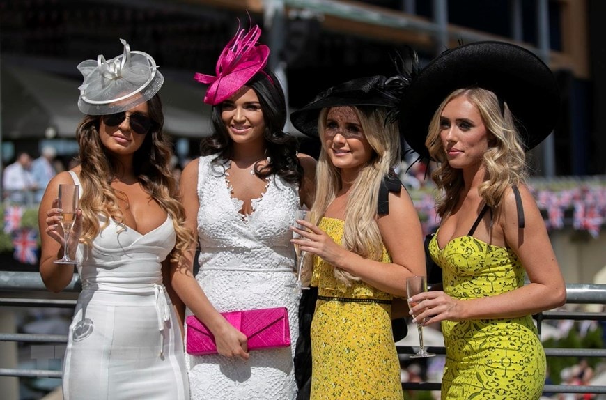 Các quý bà, quý cô khoe trang phục cùng chiếc mũ ấn tượng tại lễ hội đua ngựa Royal Ascot ở Ascot, Anh. (Nguồn: THX/TTXVN)
