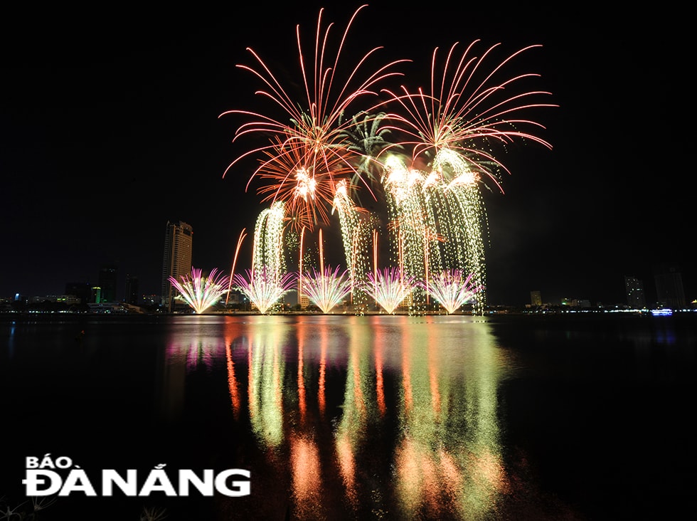 Màn trình diễn xuất sắc của đội pháo hoa đến từ Anh Quốc đã đưa đội lọt vào vòng chung kết DIFF 2019. Ảnh ĐẶNG NỞ.