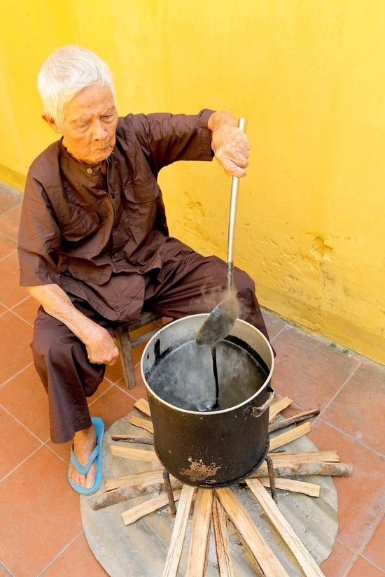 Mr. Ngo Thieu and his pot of xi-ma. Photo: TTVH H.A