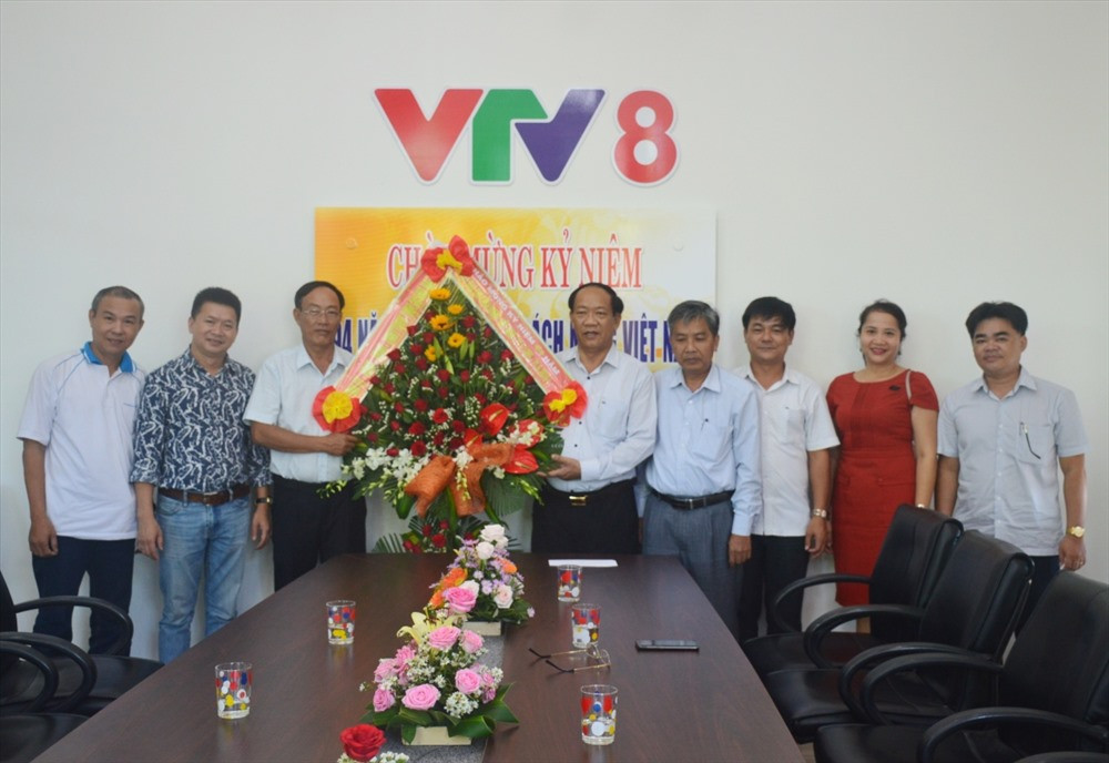 Chủ tịch UBND tỉnh Đinh Văn Thu tặng lẵng hoa chúc mừng VTV8 nhân Ngày Báo chí cách mạng Việt Nam. Ảnh: Q.T