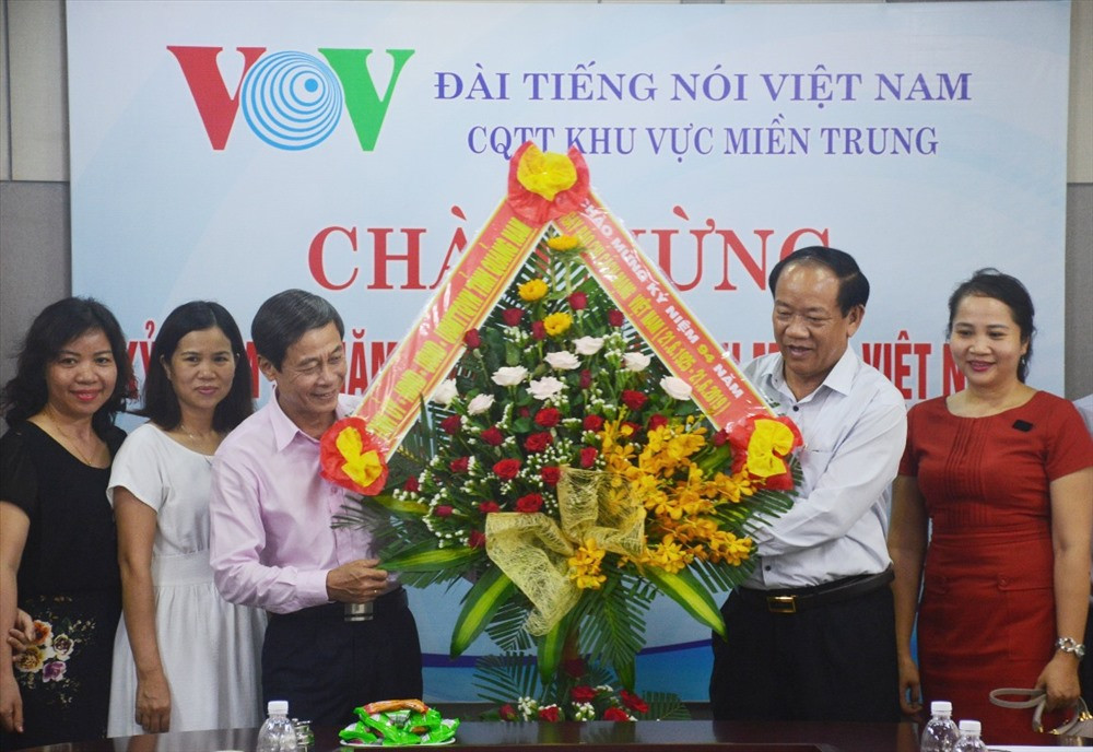Chủ tịch UBND tỉnh Đinh Văn Thu tặng hoa chúc mừng Đài Tiếng nói Việt Nam cơ quan thường trú khu vực miền Trung. Ảnh: Q.T