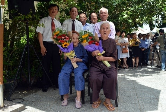 Lãnh đạo TP.Hội An tặng hoa tôn vinh vợ chồng cụ ông Ngô Thiều tại lễ khai trương điểm tham quan. Ảnh: V.LỘC