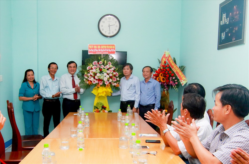 Đại diện lãnh đạo Đài Phát thanh - truyền hình Quảng Nam nhận lẵng hoa do đồng chí Bí thư Tỉnh ủy trao tặng. Ảnh: T.C