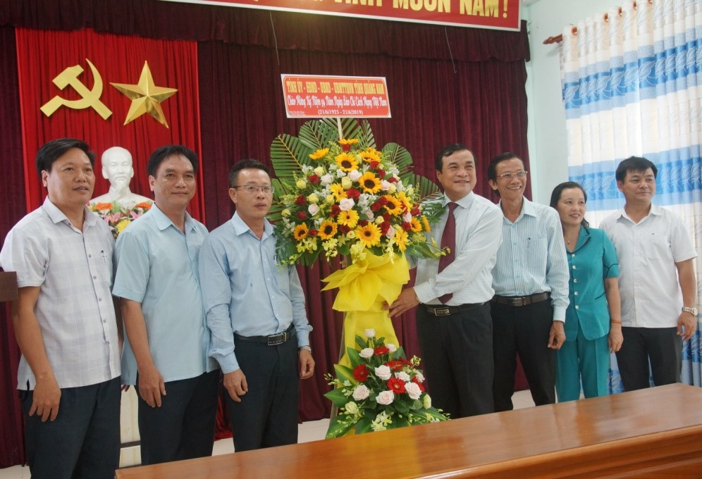 Đồng chí Bí thư Tỉnh ủy tặng hoa chúc mừng Báo Quảng Nam nhân kỷ niệm 94 năm Ngày Báo chí cách mạng Việt Nam. Ảnh: T.C